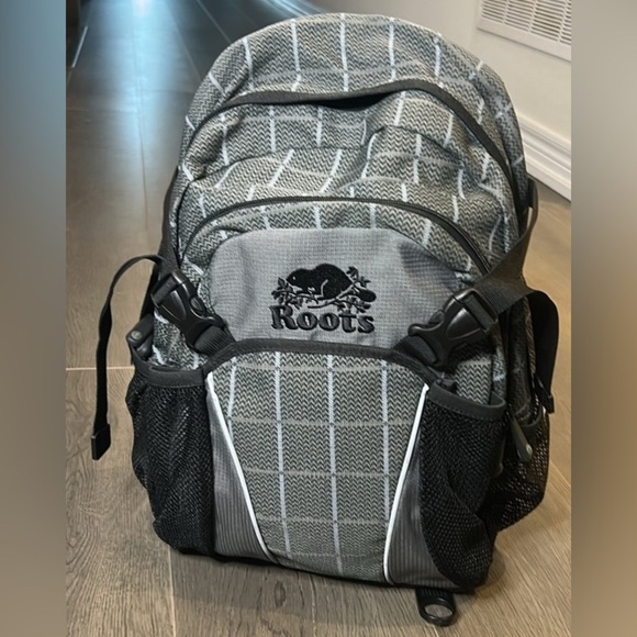 ROOTS Tech Zone Gray Black Backpack NEW - Picture 16 of 16